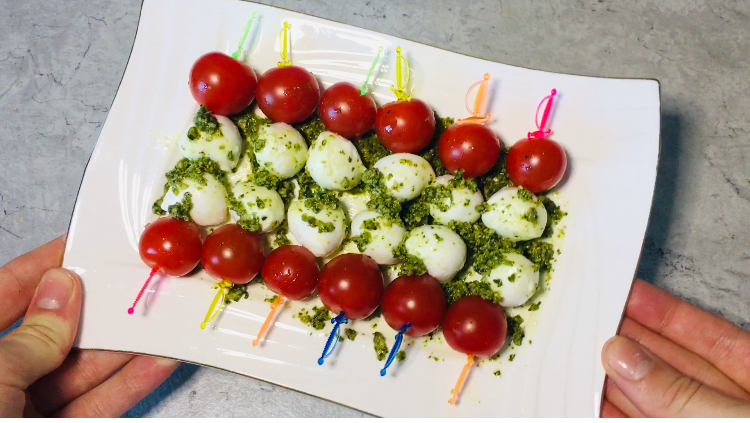 Капрезе на шпажках - фуршетная подача классического салата на праздничный стол. И рецепт соуса песто