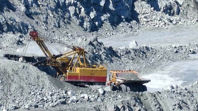 Карьерный экскаватор ЭКГ-10 погрузка породы в БелАЗ смотреть онлайн