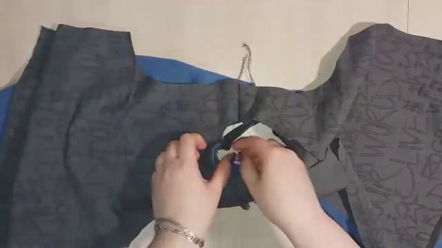 Шьем двусторонний трикотажный жилет // Обработка V-образного выреза в двустороннем изделии смотреть онлайн