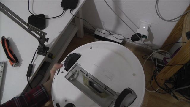 Провожу техобслуживание Робота Пылесоса Xiaomi Mi Robot Vacuum Cleaner : Мою щётку и пр... смотреть онлайн