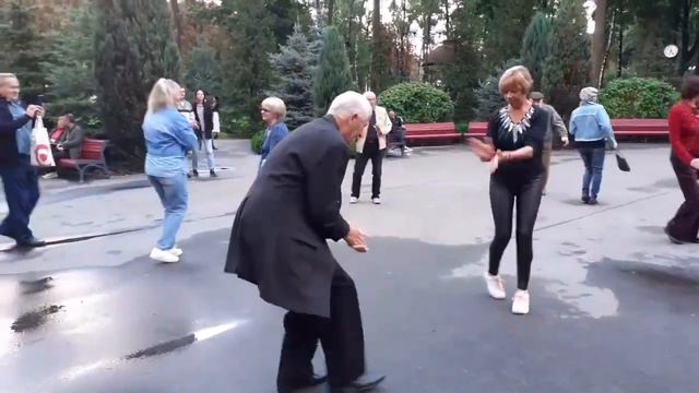 СЛАДКАЯ МОЯ! ТАНЦЫ В ПАРКЕ ГОРЬКОГО ХАРЬКОВ СЧАСТЛИВЫЕ ДНИ смотреть онлайн