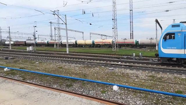 ЭП1М-546 с пассажирским поездом №121 Владикавказ-Санкт-Петербург прибывает на станцию Невинномысск смотреть онлайн