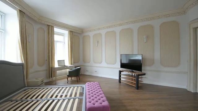 Стильная двухуровневая многокомнатная квартира в дореволюционном особняке