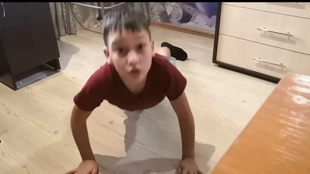 Отжимаюсь и рассказываю стих одновременно смотреть онлайн