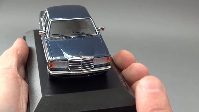 Mercedes-Benz 230E W123 Lapis Blue Metallic 1982 | MaXichamps - Minichamps | Масштабные модели 1:43