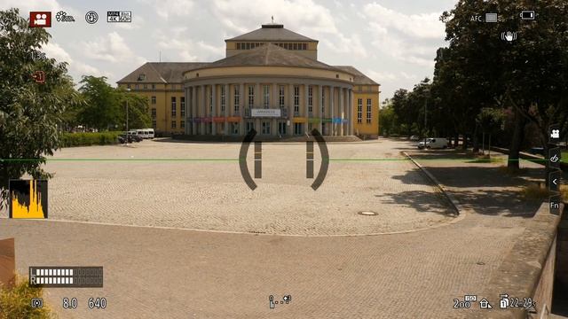 Стоковый Мимопроходил - Видео "с рук" в городе на Panasonic GH5 с показом настроек смотреть онлайн