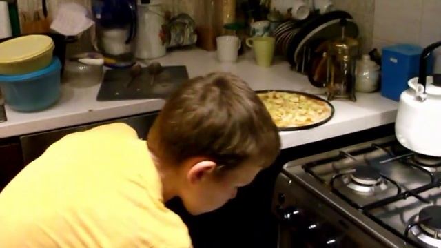 Делаем сладкую пиццу смотреть онлайн