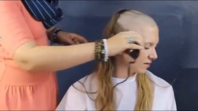 GIRL HEADSHAVE / CUTE AND BEAUTIFUL GIRL SHAVE HEAD AND EYEBROW BY HELP OF OTHER GIRL смотреть онлайн