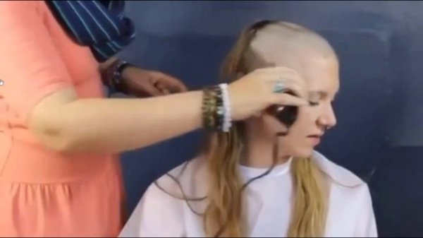 GIRL HEADSHAVE / CUTE AND BEAUTIFUL GIRL SHAVE HEAD AND EYEBROW BY HELP OF OTHER GIRL