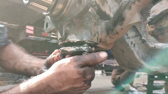 Semi Truck Front Wheel KingPin Bush and Bearing Replacing || How to Replace King Pin Bush & Bearing смотреть онлайн