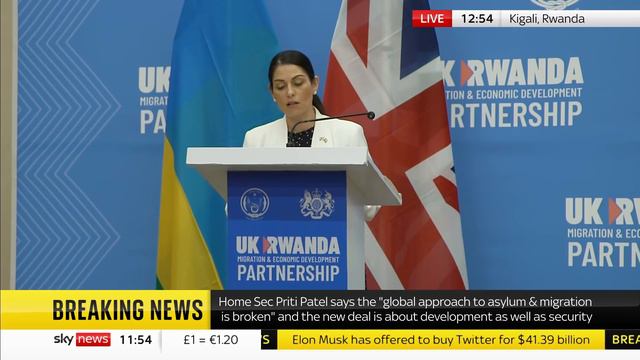 Priti Patel holds briefing in Rwanda on migrant crossings смотреть онлайн