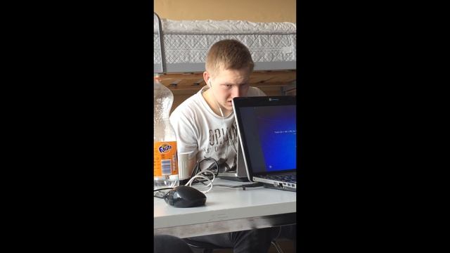 Scared guy watches Paranormal Activity смотреть онлайн