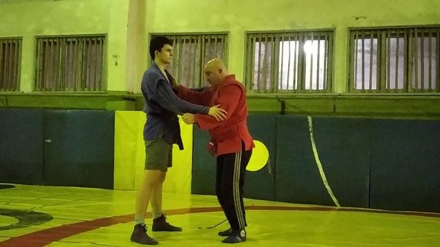 Бросок через спину с захватом руки на плечо смотреть онлайн