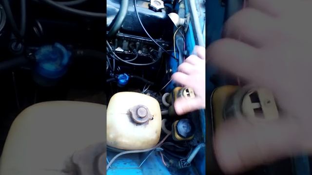 Как залить тормозную жидкость на автомобиле смотреть онлайн