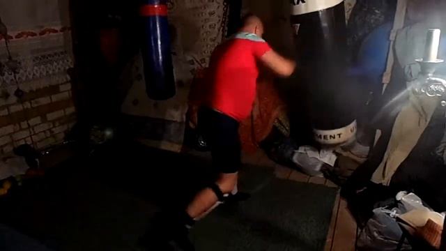 Удары по груше руками и ногами (Дмитрий) смотреть онлайн
