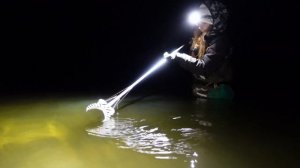 НОЧНАЯ ЛОВЛЯ РАКОВ НА РАКОХВАТ. Собираю раков по пояс в воде осенью.