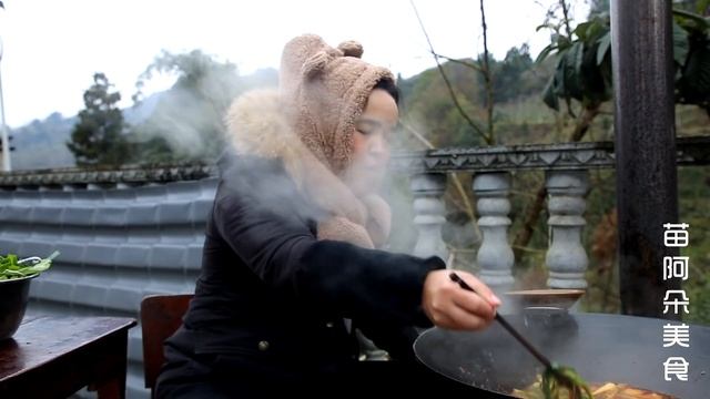 下雪天苗大姐吃火锅暖身，牛肉汤做锅底，配上现摘蔬菜太安逸~【苗阿朵美食】