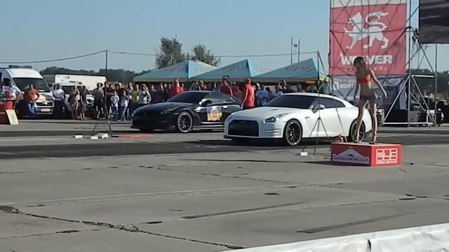 Nissan GTR R35 Black Edition Vs Nissan GTR R35 DRAG BITVA 2015