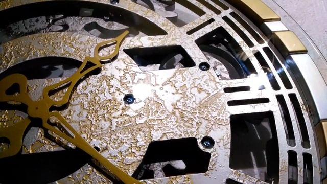 Large wall clock with rotating gears, huge Steampunk metal decor, restaurant bar, working mechanism смотреть онлайн
