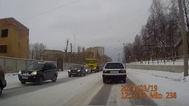 г.Ухта ул. Севастопольская езда по встречке смотреть онлайн