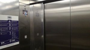 Приехали на лифте на первый этаж, лифт об этом сообщил по громкой связи