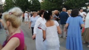 В шумном зале ресторана.