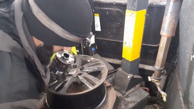 How to change a Tyre? Roadside? Mobile? смотреть онлайн