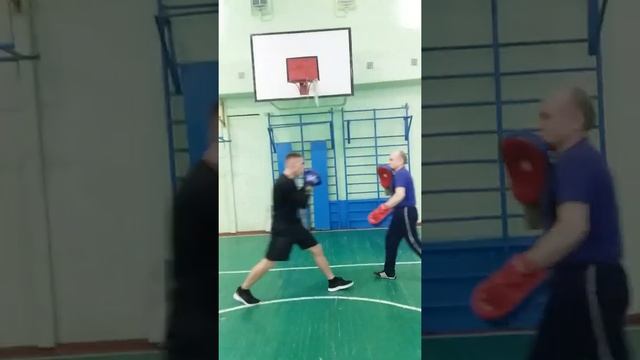 Тренировка боксера на лапах. смотреть онлайн