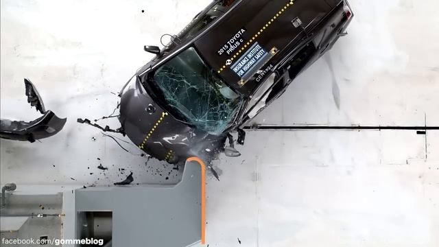 2015 Toyota Prius c - CRASH TEST IIHS Small Overlap [Acceptable] смотреть онлайн