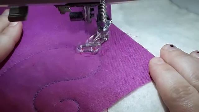 Free Motion Quilting - Practicing Feathers смотреть онлайн