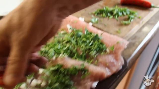 Быстрый рецепт мясного рулета из свинины. Мясной рулет с зеленью. смотреть онлайн