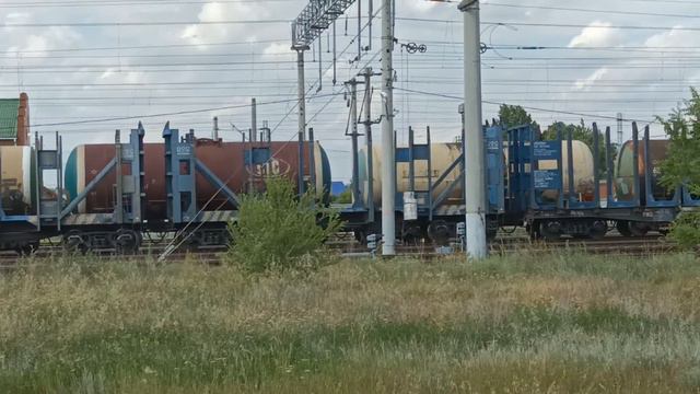 Чмэ3-3177 возит грузовые вагоны.(2) смотреть онлайн