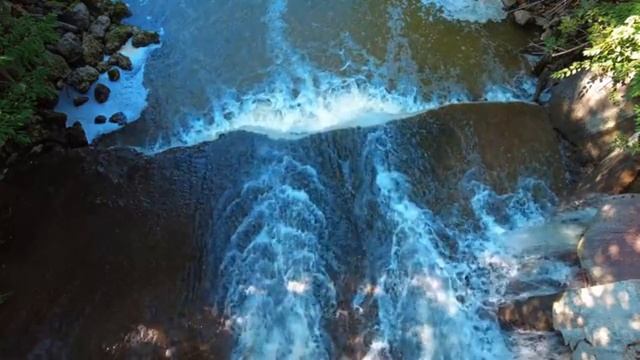 Звуки расслабляющего  воды и шум водопада