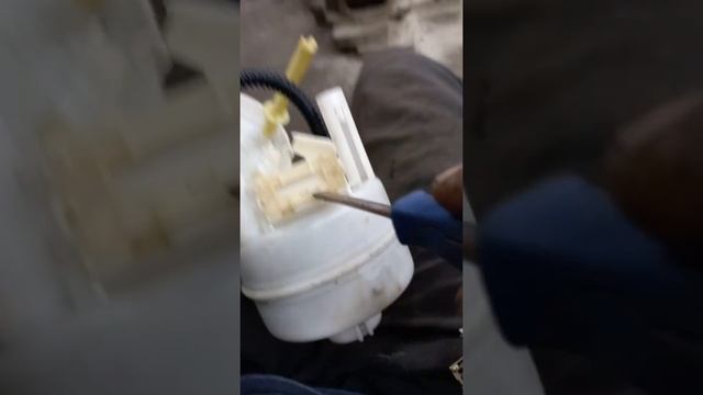 замена топливного фильтра Nissan Qashqai и его приколы смотреть онлайн