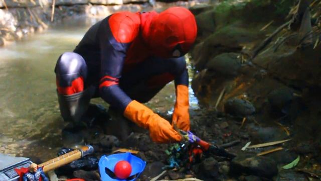 TOPENG SPIDERMAN,MEMBERSIHKAN MAINAN, AVENGGERS,ULTRAMAN, DINOSAURUS,TEMBAKAN,SPIDERMAN,HULK,THOR смотреть онлайн