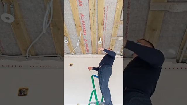 Выставление закладной для точечного светильника по лазеру . смотреть онлайн