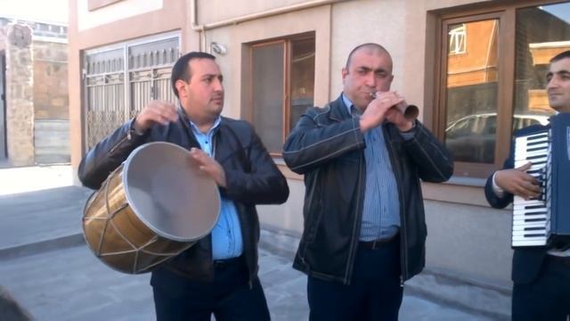 Axalkalak Urax Haykakan Harsanekan Erajshtutyun Hovo(Dhol) Balasan(Zurna) Artak(Akordeon).