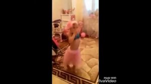 Девочка очень смешно танцует танец живота )))
