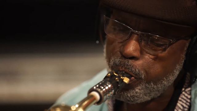 Talk That Music Talk: Saxophone Demo with Roger Lewis смотреть онлайн