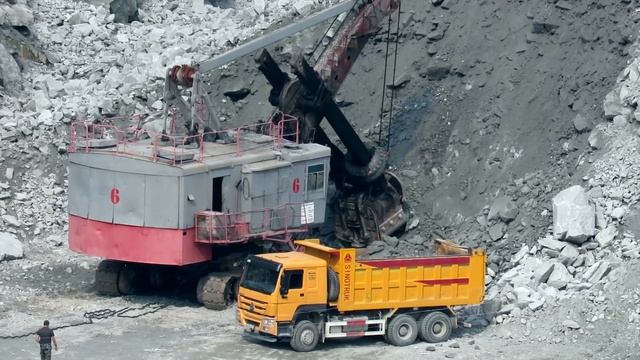 Самосвал HOWO SINOTRUK 6х4 погрузка и выгрузка гранита