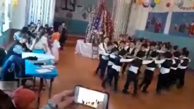 25 декабря НОВЫЙ ГОД В 15 ШКОЛЕ 1 КЛАСС 15 смотреть онлайн