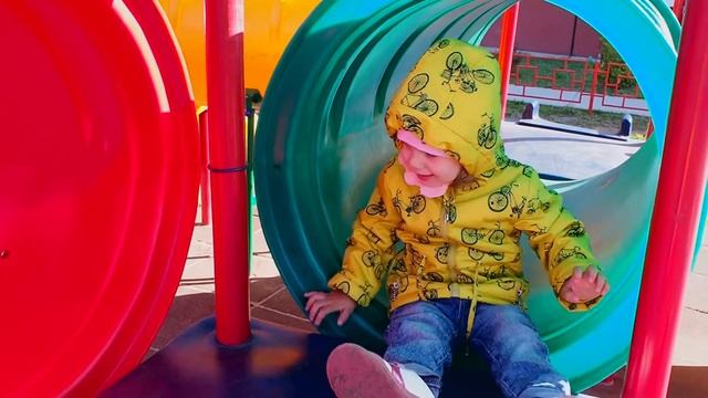 Маша гуляет на детской площадке The child walks on the playground смотреть онлайн