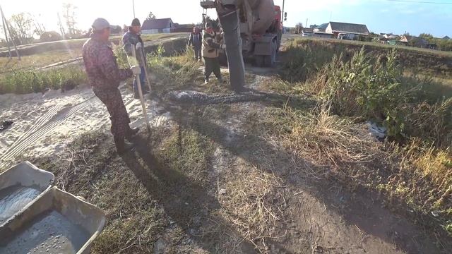 ОТМОСТКА своими руками Г-образная с ЗАМКОМ (ч.2) вокруг дома : Заливка бетона смотреть онлайн