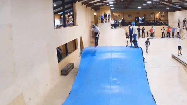 трюки на самокате в скейтпарке #ksspark 20190202 смотреть онлайн
