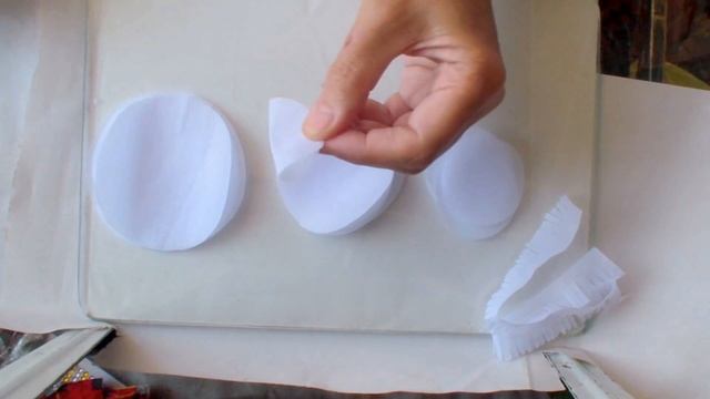 Цветок с тонкими кудрявыми лепестками. Вырезаем детали. Часть1 смотреть онлайн