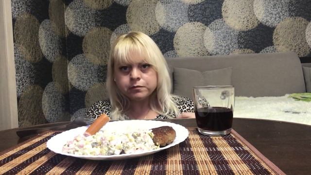 Мукбанг оливье, котлетки, гранатовый сок