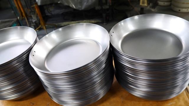 数十トンの圧力と超高圧炎で青いフライパンを作り上げる製作工程 смотреть онлайн