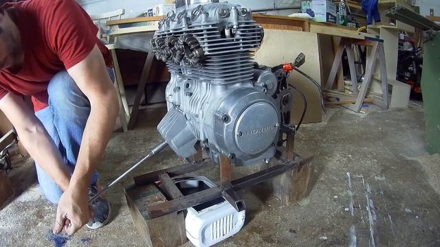 Honda CB400 Four motor install and oil leak fix смотреть онлайн