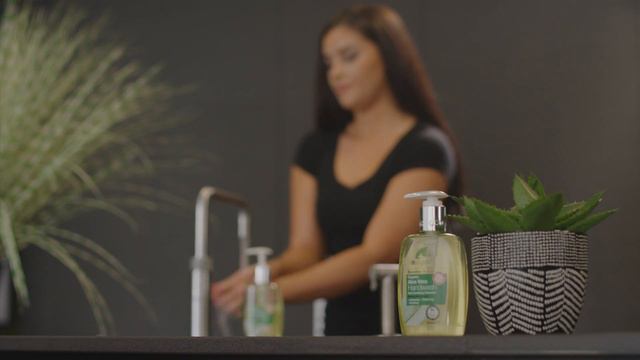Dr Organic Aloe Vera Hand Wash смотреть онлайн