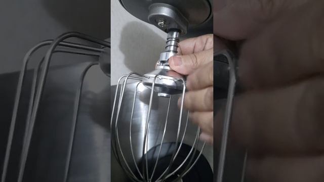 Как надеть насадки на планетарный миксер VIATTO смотреть онлайн